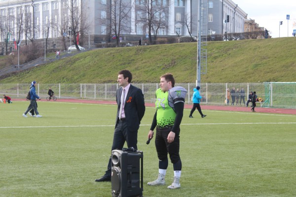 За спинами организаторов PTZ Bowl можно увидеть «травяной подъем», с которого отлично видно происходящее на поле и по которому можно спокойно перемещаться по всей ширине поля.