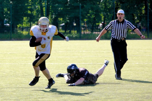 June 6, 2015 / Moscow, Russia / Spartans cornerback Sergey Kalashnikov (#8) intercepted the ball / © First&Goal (firstandgoal.ru) / Mikhail Klaviaturov