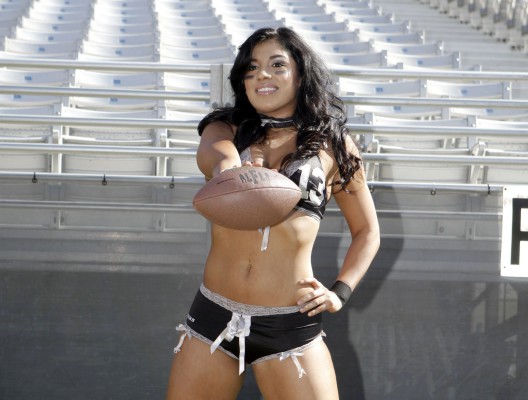 MONIQUE GAXIOLA - Los Angeles Temptation Tentation /SanDiegoSeduction - Finale - Lingerie Football League (LFL) - 28.01.2010 - Foot Football Americain - Femmes Femme Dames Dame Feminin - hauteur attitude pose sexy charme sousvetements sous vetements