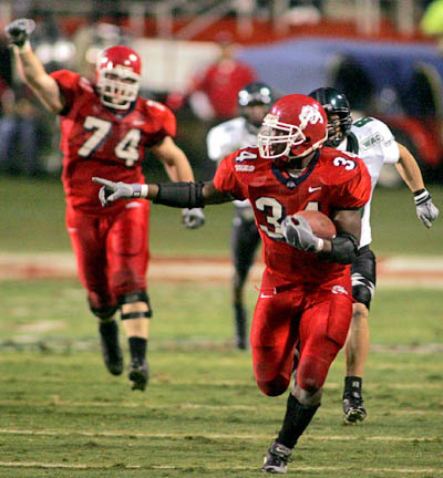 Fresno State's Bryson Sumlin ponts to a blocker as he makes his way 89 yards to the 1-yard line during the first quarter against Hawaii on Friday, Nov. 12, 2004, in Fresno, Calif. Lineman Logan Mankins pumps his fist as he follows Sumlin down the field. Paul Pinager scored on a run on the next play. Sumlin rushed for 220 yards and three touchdowns. (AP Photo/The Fresno Bee, Kurt Hegre)
