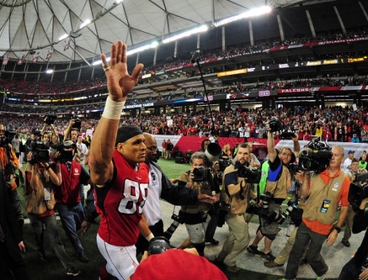 ATLANTA, GA - DECEMBER 29: Tony Gonzalez #88 of the Atlanta Falcons heads off the field after the game against the Carolina Panthers at the Georgia Dome on December 29, 2013 in Atlanta, Georgia. (Photo by Scott Cunningham/Getty Images)