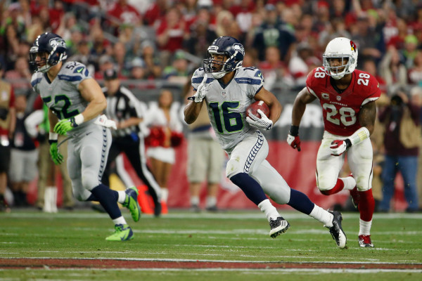 GLENDALE, AZ - JANUARY 03: Wide receiver Tyler Lockett #16 of the Seattle Seahawks runs with the football in the first half of the NFL game against the Arizona Cardinals at the University of Phoenix Stadium on January 3, 2016 in Glendale, Arizona. (Photo by Christian Petersen/Getty Images)