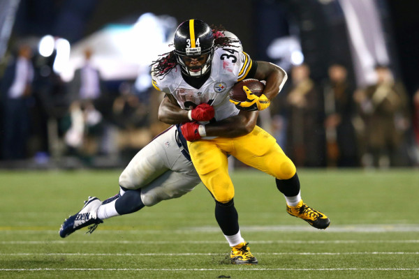 FOXBORO, MA - SEPTEMBER 10: DeAngelo Williams #34 of the Pittsburgh Steelers runs with the ball against Dont'a Hightower #54 of the New England Patriots at Gillette Stadium on September 10, 2015 in Foxboro, Massachusetts. (Photo by Maddie Meyer/Getty Images)