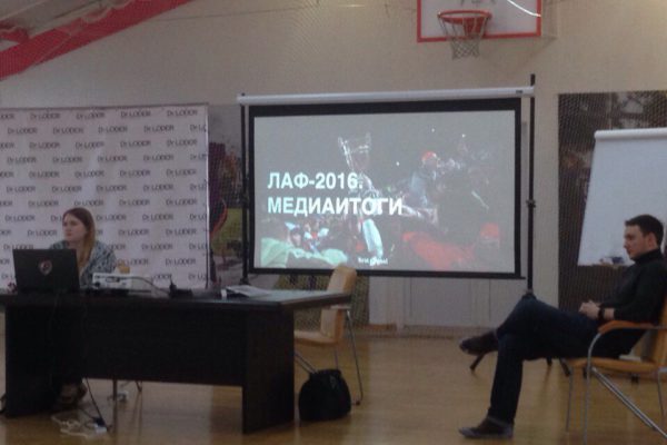 Юрий Марин презентует медиаитоги на собрании ЛАФ. Фото Юрия Кушнира.