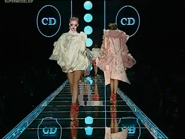 C'est moi me frayant un chemin jusqu'à la scène tout en prétendant être la femme Dior !