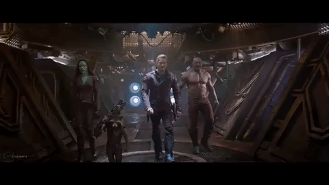 Je suis Gamora qui bâille car je joue tard ce soir, je viens de me réveiller de ma sieste dans le tram, et je retrouve mes ami-e-s qui ont la classe dans le club.