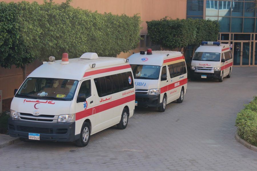 عربات الإسعاف الثلاث الموجودة داخل الجامعة