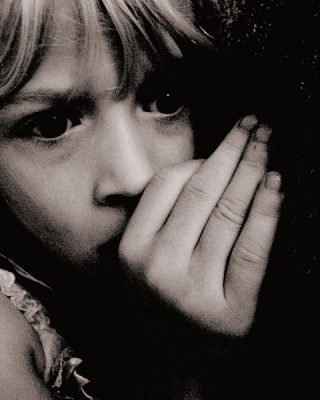 480px-scared_child_at_nighttime