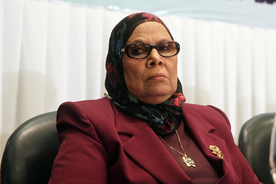 .أمنة نصير وبناطيل مقطعة