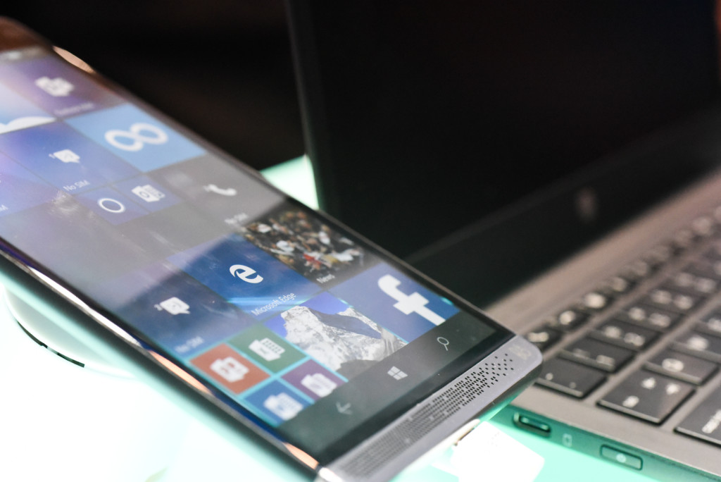 Den nye Elite x3 fra HP med en «Mobile Extender» i bakgrunnen.