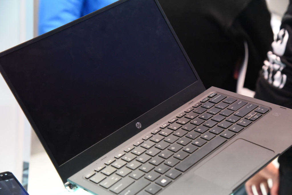 Bærbar pc? Nei, det er en «Mobile Extender». Tenk på det som et eksternt batteri, tastatur og skjerm for Elite x3-telefonen.
