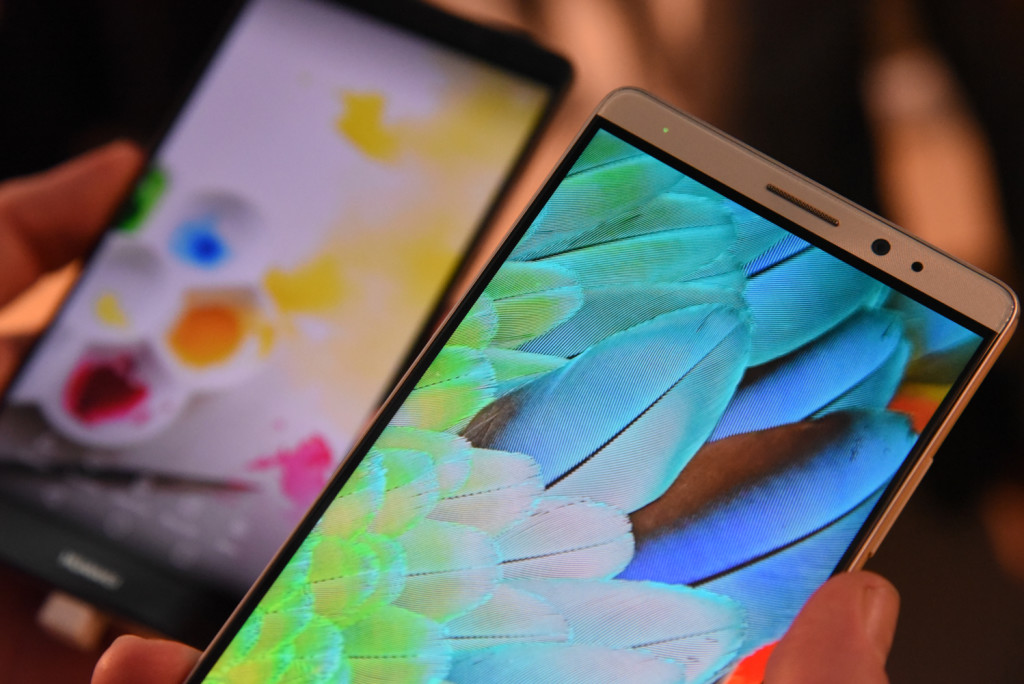 Huawei Mate 8 i standard- og premium-versjoner, som er nesten identiske.