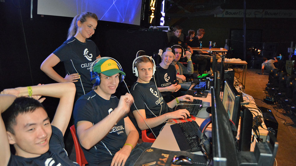 Benedichte Breistøl sammen med League of Legends-laget hun leder, Celestial Gaming. Foto: Privat.