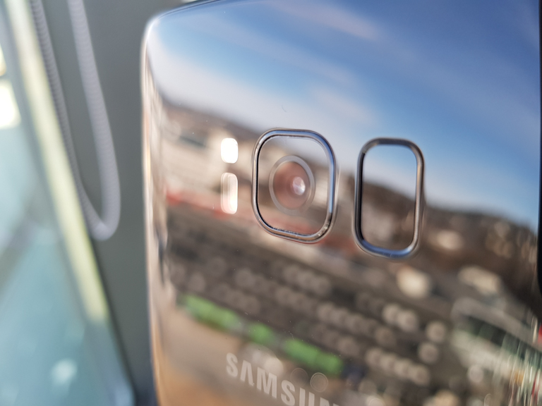 Baksiden av S8, med fingeravtrykk-skanneren ved siden av kameraet. Bildet er for øvrig tatt med en S8+.