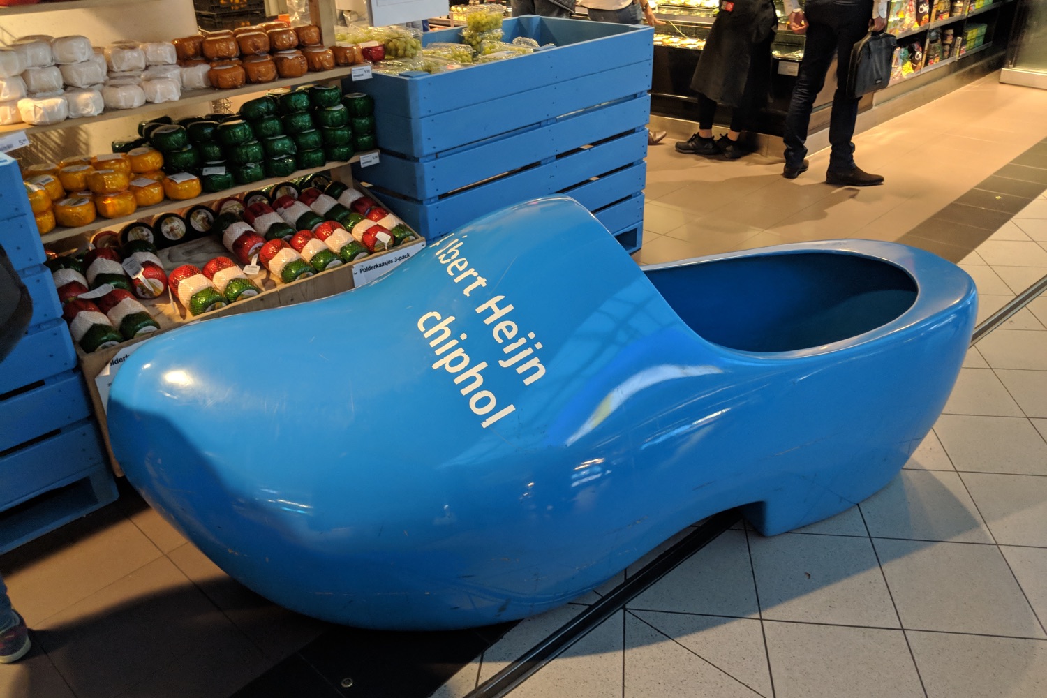 Riesiger Holzpantoffel am Amsterdamer Flughafen Schiphol, für Kinder zum Spiel gedacht. Eigenes Foto/Albert Heijn