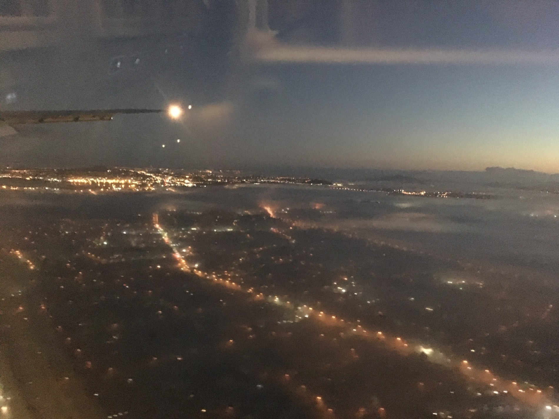 mlha nad ranním Aucklandem