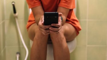 Brug af smartphone på toilettet øger risikoen for hæmorider