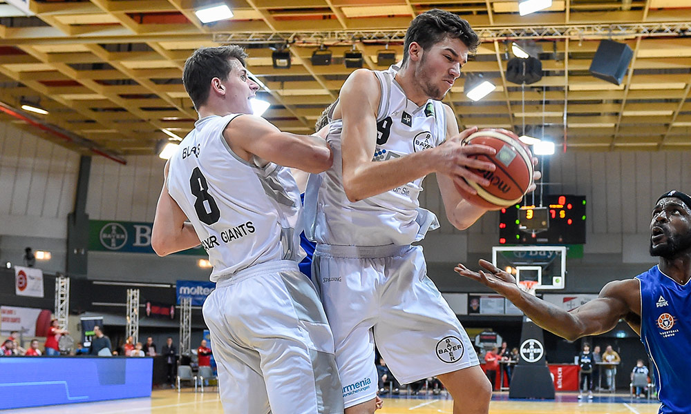 Valentin Blass (8) und Benjamin Nick (9) Bayer Giants Leverkusen