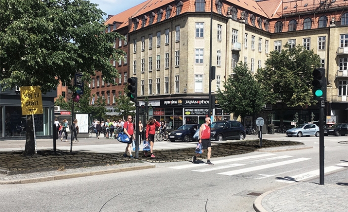 Urban Carpet består af små stykker Douglas fyr, der er sat sammen med tynde stålwirer.