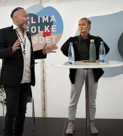 Thomas Hilberth fornemmer stor interesse for bæredygtighed blandt skolens studerende. Til højre Emma Rishøj Holm.