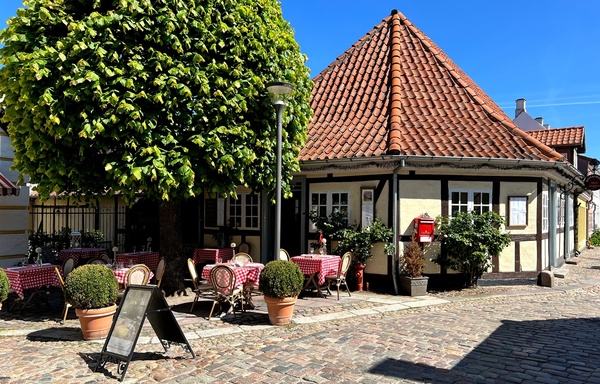 Under Lindetræet