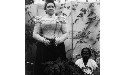 Portret van mevrouw Ponse met een bediende voor een kamerscherm in de tuin, omstreeks 1900. De Europese vrouw als motor van het beschavingsoffensief in Nederlands-Indië
