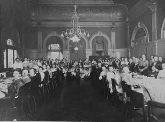 Aletta Jacobs diner met leden van de Vereniging voor vrouwenkiesrecht Collectie IAV Atria 100005806