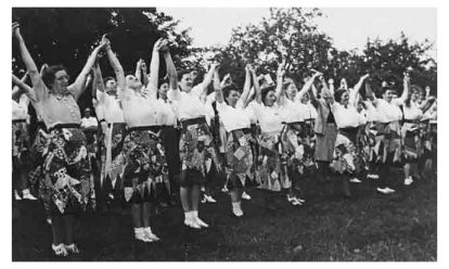 oefenen voor feestrokkendefile op binnenhof in den haag 2 september 1948 Vrouwen en de Tweede Wereldoorlog