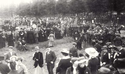'De groote betooging' van de Vereeniging voor Vrouwenkiesrecht op het terrein van de IJsclub in Amsterdam, 1916 Een betoging voor vrouwenkiesrecht