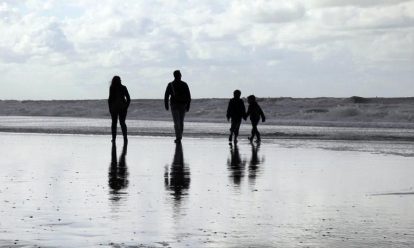 familie wandelt op strand Handreiking aanpak preventie intergenerationeel geweld