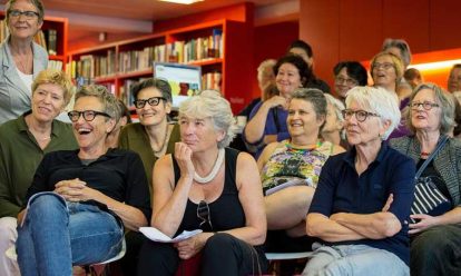 publiek bij premiere moving lesbians in bibliotheek atria Atria goes Pink!