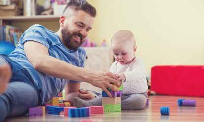 jonge millenial vader speelt met zijn kind Maak ruim baan voor millennials en hun baby’s