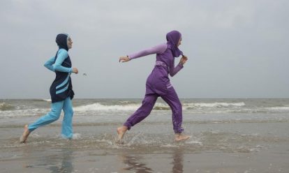vrouwen in boerkini lopen de zee in Een alles bedekkende boerkini of een niets verhullende bikini?