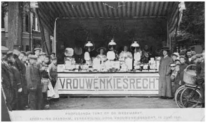 wikivrijdag vrouwenkiesrecht briefkaart met propagandatent op weekmarkt zaandam in 1911