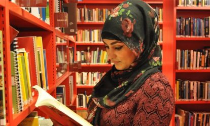 zehra in de bibliotheek van atria Bibliotheekabonnement met studentenkorting
