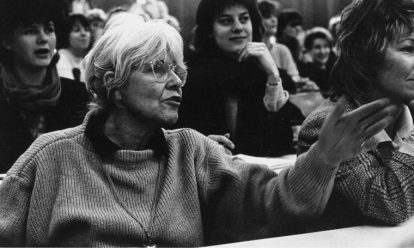 hedda van gennep bekijkt met anderen haar televisieprogramma In Memoriam: Hedda van Gennep