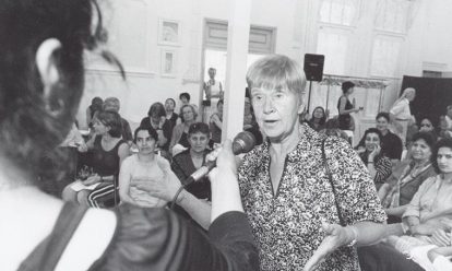 Wil Merkies tijdens de bijeenkomst 'Jong en Oud: Vrouwen/Bewegingen door de Tijd heen' (2003) © Mieke Schlaman Collectie IAV-Atria In Memoriam: Wil Merkies