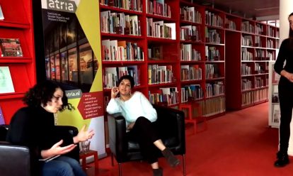 Angela Saini tijdens het F-lab van Atria F-lab met Angela Saini