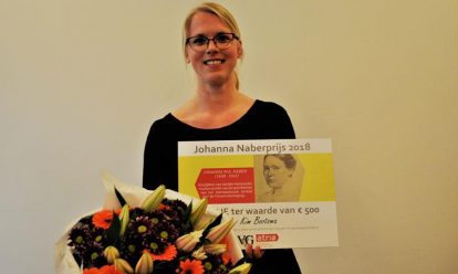 kim bootsma met cheque johanna naberprijs 2018 Studente Kim Bootsma wint Johanna Naberprijs 2018