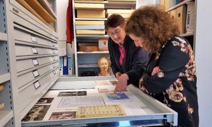 minister ingrid van engelshoven bekijkt documenten uit collectie iav atria 2018 Jaarverslag 2018