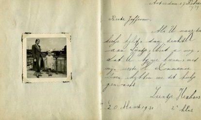 Niet traditioneel poëziealbum met versjes, maar gebruikt door juffrouw Korting om haar leerlingen iets in te laten schrijven, in 1939 Schenkingen