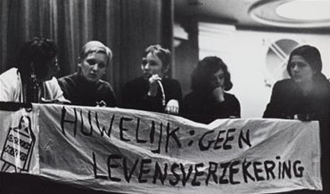 spandoek op congres dolle mina met tekst huwelijk: geen levensverzekering