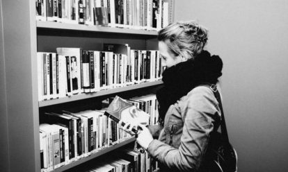 student tour in bibliotheek en archief van atria Hulp bij je (profiel)werkstuk