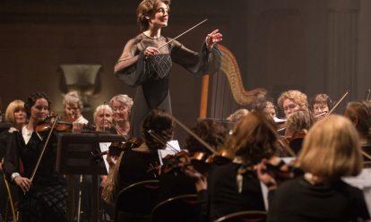 Vrouwelijke dirigent Met baton ten strijde in een mannenwereld