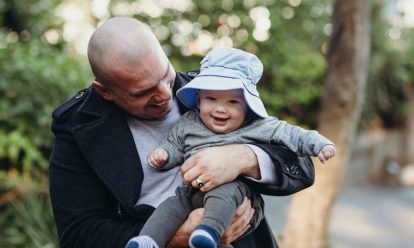 vader met zoon wieg Wet Invoering Extra Geboorteverlof goede eerste stap