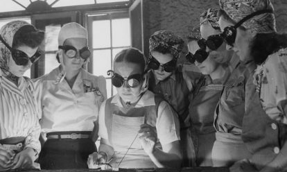 women in world war II are getting into vocational schools to learn war work 1942 100 jaar vrouwenkiesrecht pop-up archief lab