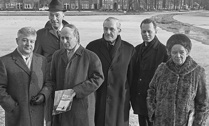 ko mulder met andere juryleden voor prijsvraag stadhuis amsterdam 1968