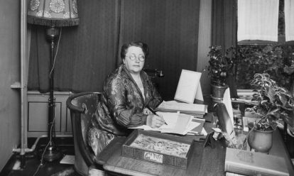 Rosa Manus achter haar bureau Collectie IAV Atria Rosa Manus achter haar bureau Collectie IAV Atria