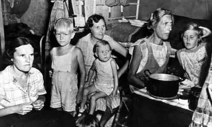 Gezin in het kamp - Japans interneringskamp Bron: Spaarnestad Foto Archief Japanse bezetting in Nederlands-Indië