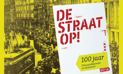 gedeelte van foto van demonstranten op het rokin in amsterdam tijdens de demonstratie op 18 juni 1916 Vrouwenkiesrecht wandeling